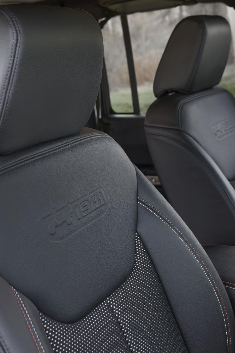Детали интерьера Jeep Wrangler Unlimited 75th Anniversary 2016 года  (BR) (фото 3 из 4)